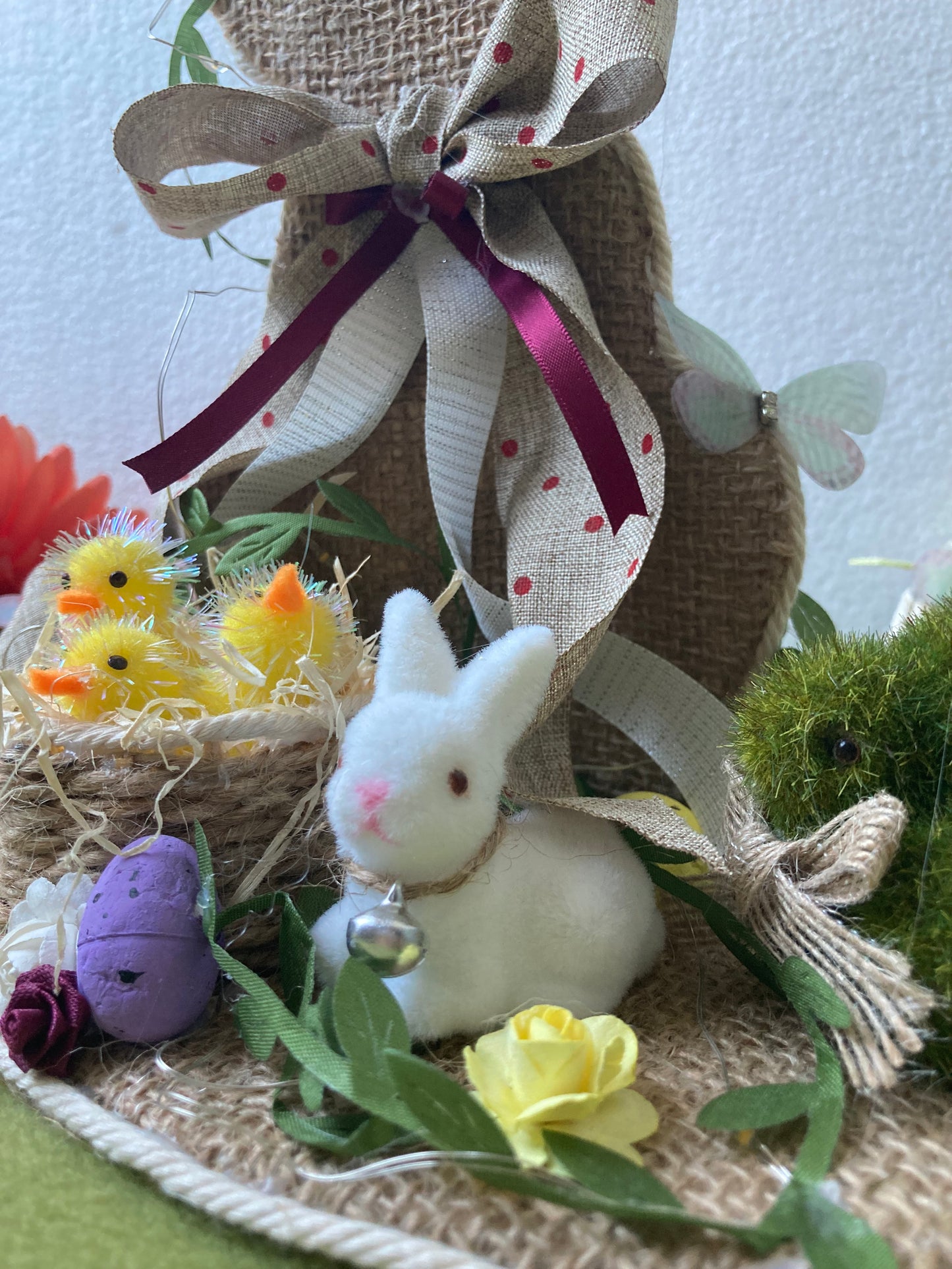 Le lapin de Pâques et ses oisillons
